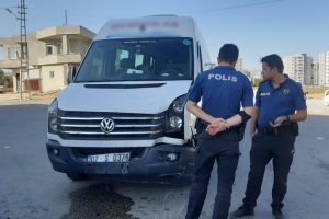 Minibüs ile motosiklet çarpıştı