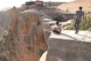 Ölümle burun buruna fotoğraf çektiriyorlar