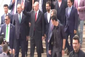 Cumhurbaşkanı Erdoğan'a cuma namazı çıkışında yoğun ilgi