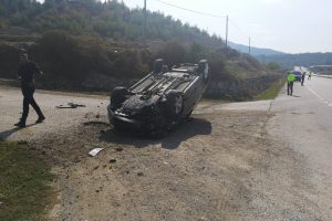 Boyabat'ta otomobil takla attı
