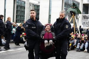 Berlin'de çevrecilerin 'işgal eylemi' sürüyor