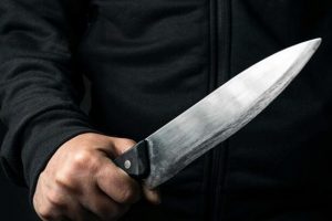 Kendisini aldattığından şüphelendiği eski eşinin boğazını kesti, sevgilisini yaraladı