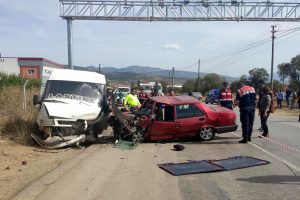 Minibüsle çarpışan otomobildeki çift, hayatını kaybetti