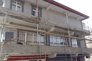 Belediye binasına pompalıyla 15 el ateş edip kaçtı