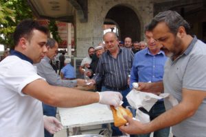 Mehmetçik için pişi dağıttılar