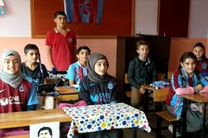 Öğrencilerinden 'Ölürüm Türkiyem' şarkısıyla Barış Pınarı'na destek