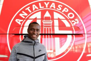 Antalyaspor'un futbolcusu Drole'un ayağı kırıldı