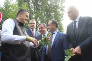 Bakan Pakdemirli Bursa'da defne ve kestane hasadı ile bal sağımı yaptı
