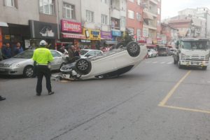 Park halindeki otomobilin lastiğine çarpıp takla attı
