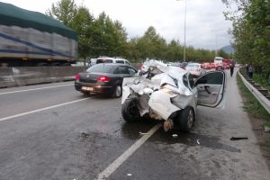 Sürücü rahatsızlanan otobüsü, bariyerlere çarptıran muavin durdurdu