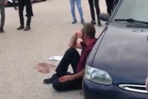 Eşine sokak ortasında satırla saldıran şahsı vatandaşlar linç etmek istedi