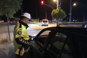 Polis ekipleri kuralsız sürücülere geçit vermiyor