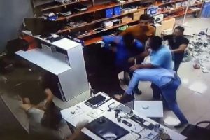 İşyerini basıp öldüresiye dövdüler