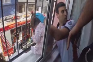Başı pencere korkuluklarına sıkıştı!