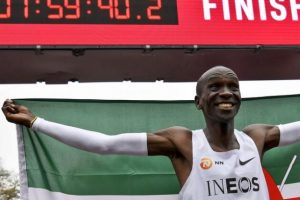 Kenyalı atlet Eliud Kipchoge tarihe geçti