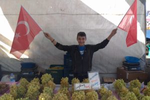 Kütahya'da pazar tezgahları Türk bayrakları ile süslendi