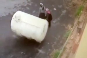 İki kadın hırsız 2 bin 500 kilogramlık su deposunu çaldı