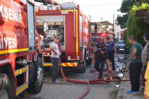 Nazilli'deki çatı yangını korkuttu