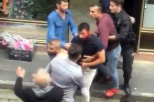 Yol verme kavgasında yumruklar havada uçuştu