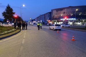 Köpeklerden kaçarken otomobil çarpan genç yaralandı