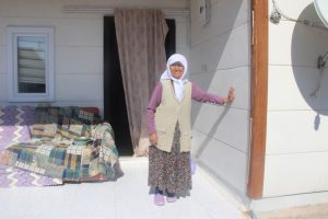 Gülhanım nine, ördüğü çorapları Mehmetçiğe gönderdi