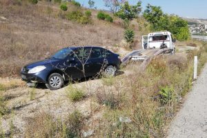 Bursa'da kontrolden çıkan otomobil tarlaya uçtu