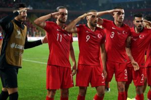 UEFA, millilerin asker selamını incelemeye aldı