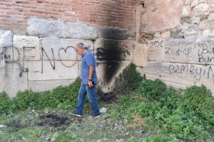 Bursa'da 2 bin yıllık surlara, sprey boyalı saygısızlık