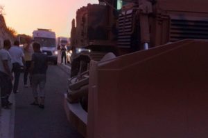 Askeri araç taşıyan TIR'da yangın
