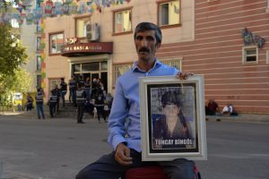 ''Kendi çocuklarının eline keman, bizimkilerin eline silah veriyorlar''