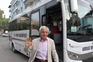 Makam aracını parka çektirdi, belediyeye işçi servisiyle gidiyor
