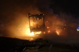 Bariyerlere çarpan TIR alev alev yandı