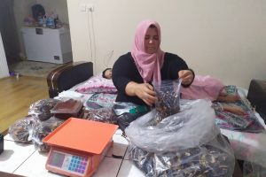 Fedakar anne üç çocuğu için mücadele ediyor