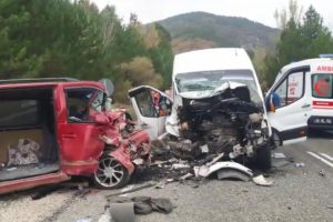 Bursa yolunda feci kaza: 1 ölü, 15 yaralı