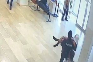 Polis, 85 yaşındaki kadını kucağında taşıdı