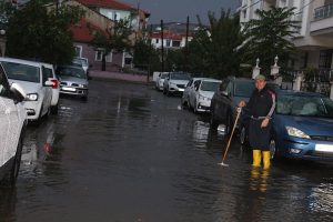 Sağanak yağış Kula'da hayatı olumsuz etkiledi