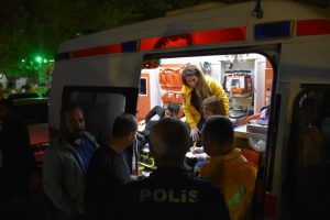 Cebinde taşıdığı bıçak bacağına saplandı