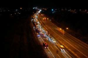 TEM'de dorsesi yanan ip yüklü tır otoyolu trafiğe kapattı
