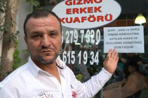Bursa'da Barış Pınarı Harekatına destek için şehit ve gazi yakınlarını ücretsiz tıraş ediyor
