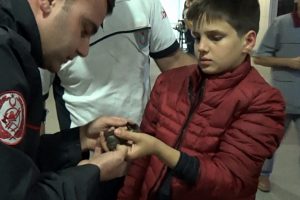 Parmağı vanaya sıkışan çocuğu itfaiye kurtardı