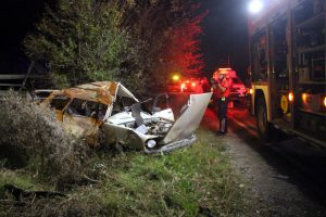 Kamyon ile çarpışan otomobildeki 3 kişi öldü