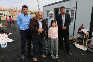 Bir ayda yaşadıkları 3 ev ve bir oda yandı, şimdi de elbiseleri kendi kendine alev alıyor