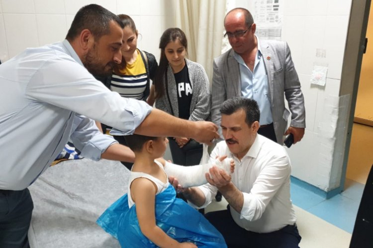 Bursa Milletvekili Esgin kolu kırılan çocuğu tedavi etti