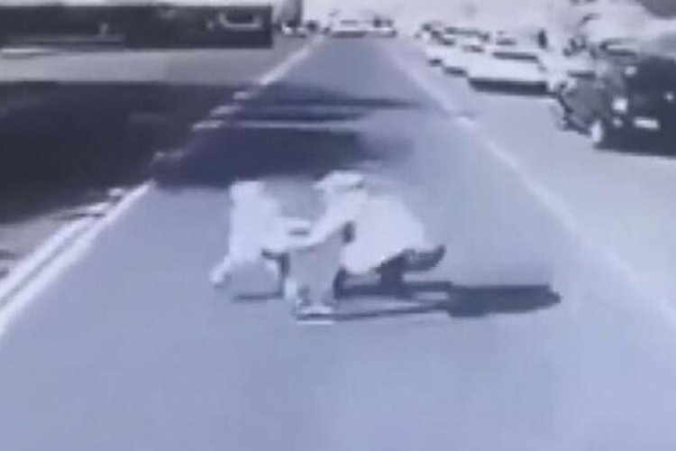 Caddeye fırlayan çocuk babasının ölümüne neden oldu