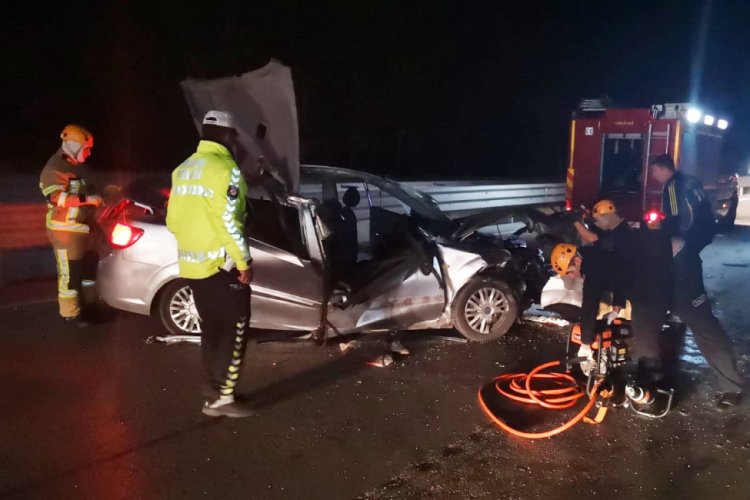 Bursa'da otomobil, TIR'a arkadan çarptı: 1 ölü, 4 yaralı