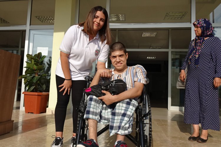 250 bin mavi kapakla okul arkadaşına tekerlekli sandalye aldı