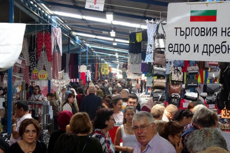 Bulgaristan ve Yunanistan'dan akın ediyorlar
