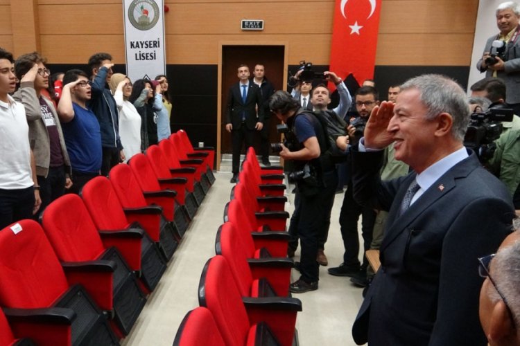 Bakan Akar öğrenciler tarafından asker selamı ile karşılandı