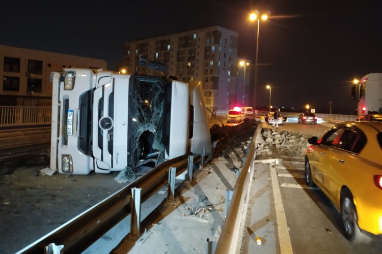 Hafriyat kamyonu devrildi: 1 ağır yaralı