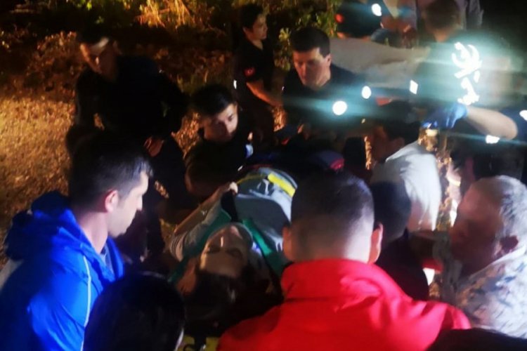 Kazada otomobilde sıkışan eşinin elini bırakmadı